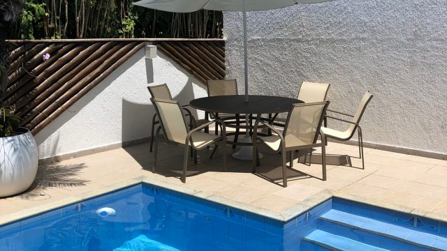 Casa 4 suítes com dependência, à venda em Guarajuba/BA