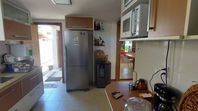 Casa 4 suítes com dependência, à venda em Guarajuba/BA